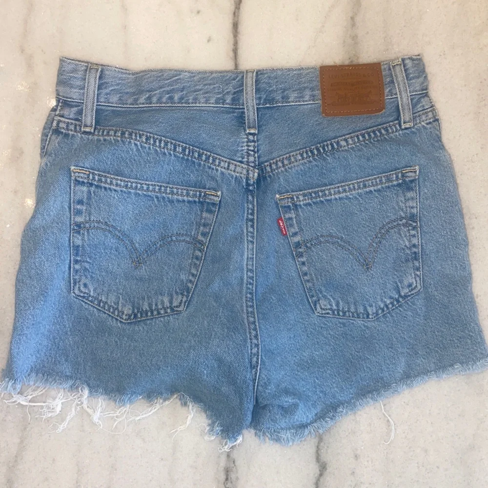 Levi’s Ribcage Shorts - Picture 3 of 5